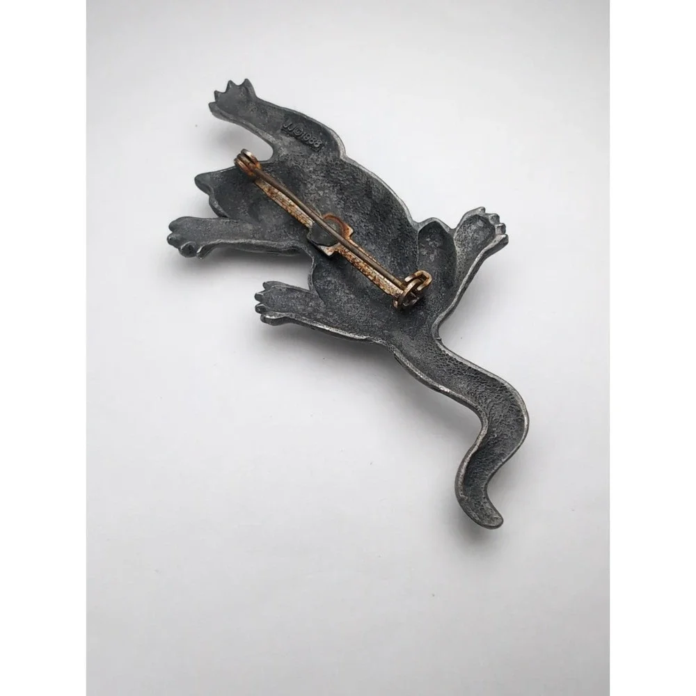 1988 JJ Vintage Silver Tone Surpriseed Climbing Cat Brooch Pin Figural Jewelry